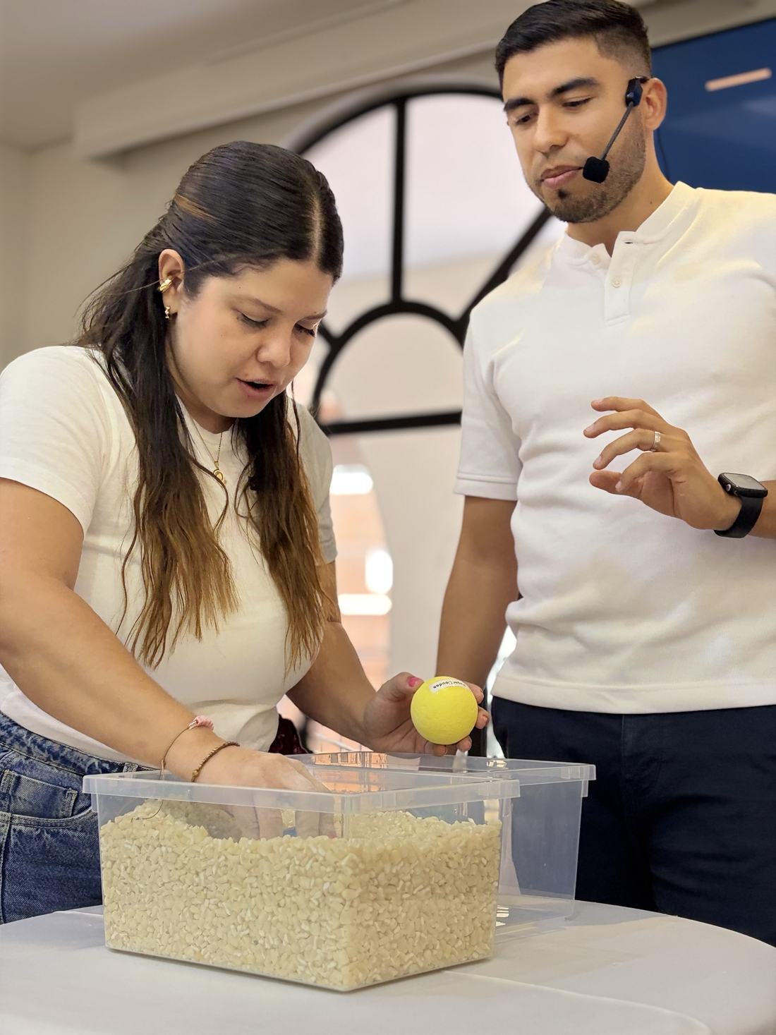 El ejercicio de las piedras y la arena durante el taller
