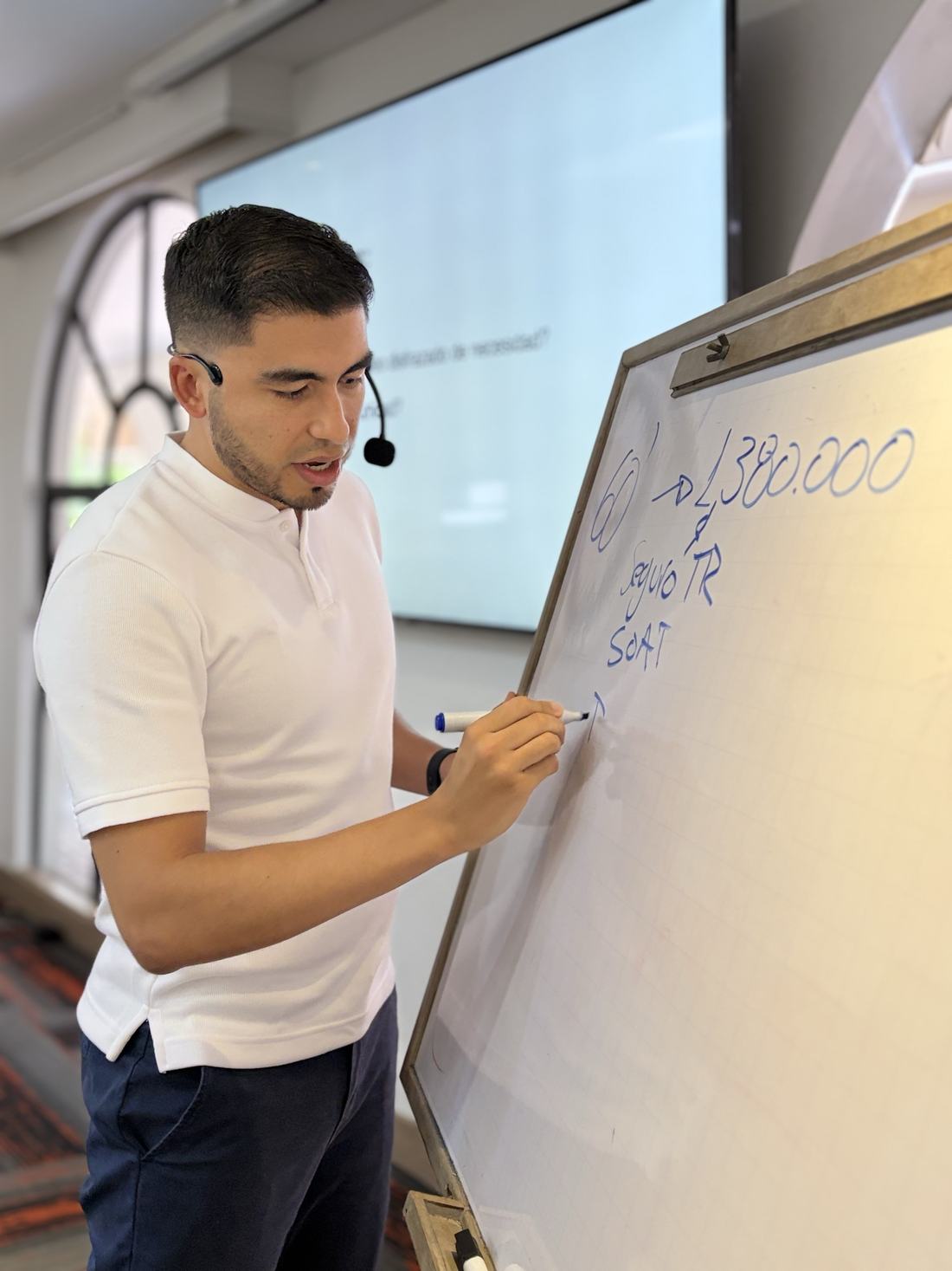 Esteban haciendo cuentas en el tablero durante el taller